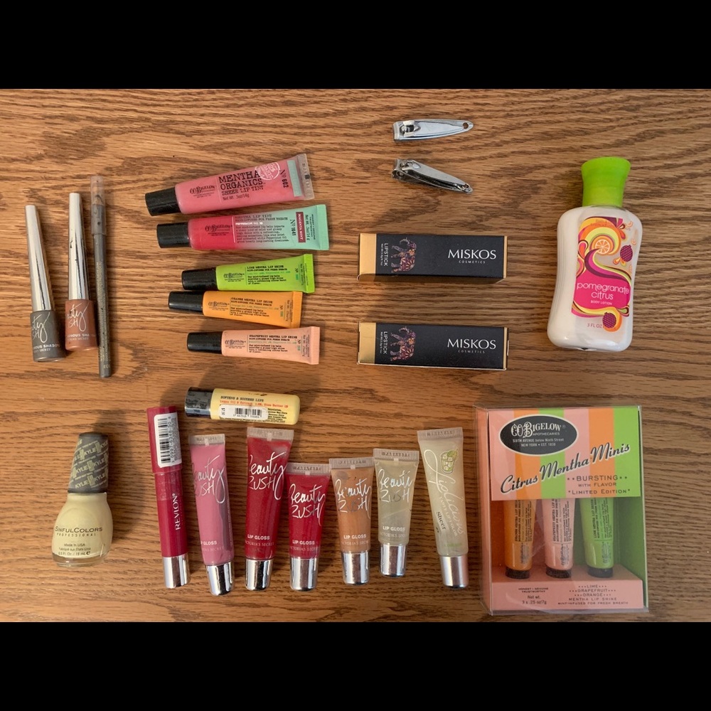 25 piece Beauty, Make Up, Lotion, Lip gloss bundle